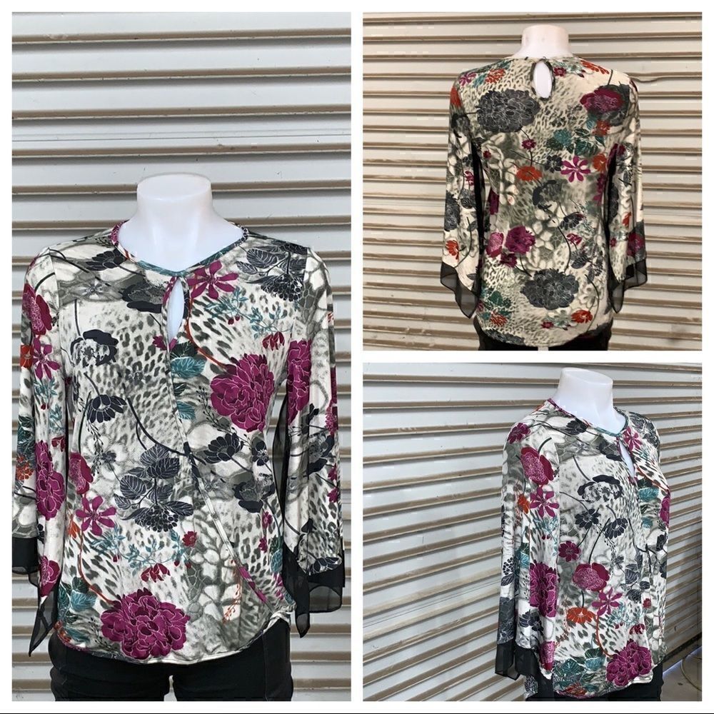 🛍️Ennie & Marlis top size small, faux wrap.